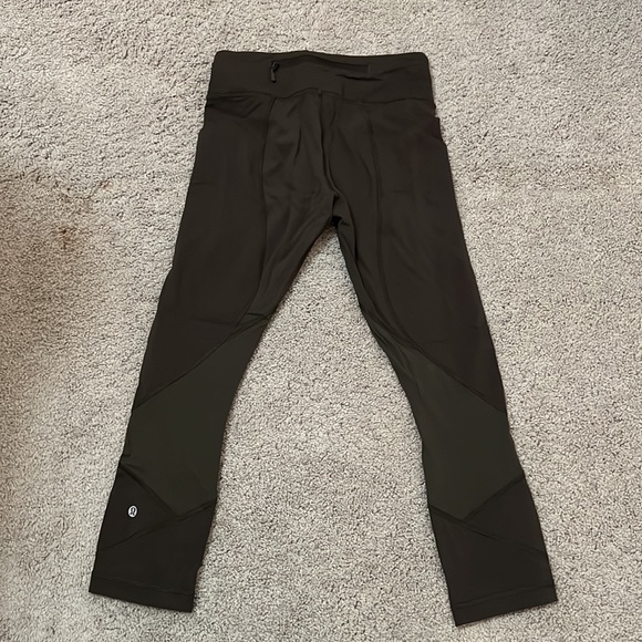 Cropped Lululemon leggings, mesh on the back calves - Picture 2 of 2